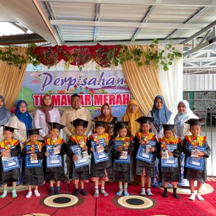 Haru dan Bahagia Warnai Perpisahan Anak Didik TK Mawar Merah Desa Simpang Tiga
